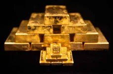 الذهب يمحو مكاسب «الهدنة» ويعمق خسائره إلى 2% بضغط من الدولار