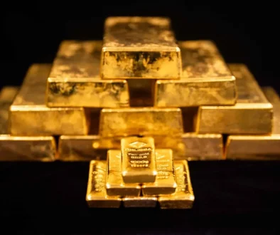 الذهب يمحو مكاسب «الهدنة» ويعمق خسائره إلى 2% بضغط من الدولار