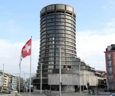 بنك التسويات الدولية يدعو المصارف المركزية لتجاهل «صدمة الطاقة المؤقتة»