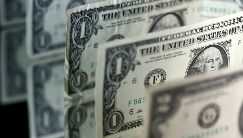 صعود صاروخي للدولار مع اقتراب النفط من حاجز 120 دولاراً