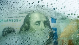 عمليات غسل أموال من فنزويلا إلى إيران تطيح ببنك سويسري