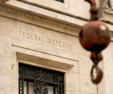 نيران حرب إيران تجمّد الفائدة الأميركية... وتنسف مسار التيسير النقدي