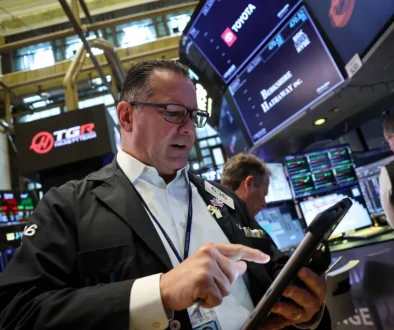 الأسواق العالمية في مهب التوترات بين صراع إيران وأزمة الذكاء الاصطناعي