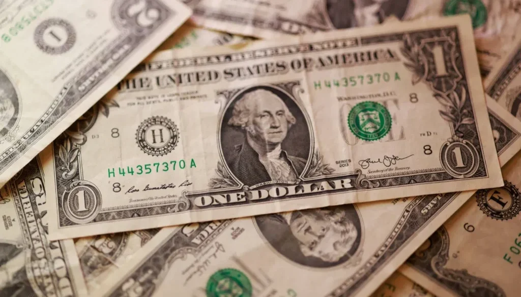 الدولار يستعيد بريقه مع تبدد آمال وقف إطلاق النار في إيران