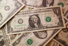 الدولار يستعيد بريقه مع تبدد آمال وقف إطلاق النار في إيران