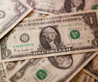 الدولار يستعيد بريقه مع تبدد آمال وقف إطلاق النار في إيران