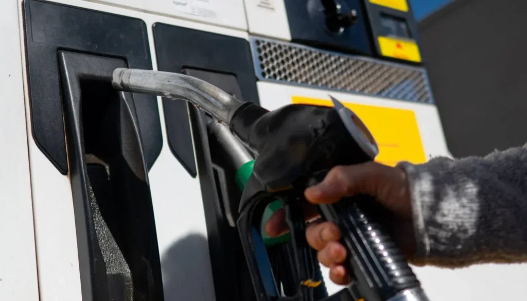 النفط يواصل القفز فوق 110 دولارات مع تصاعد نذر الحرب في المنطقة