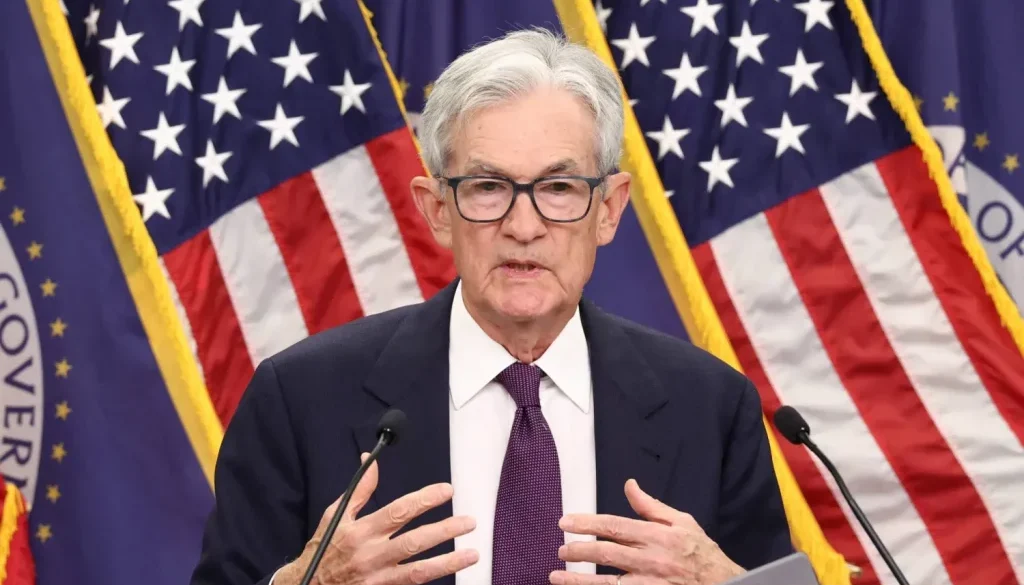 في مؤتمر «الوداع والمواجهة»... باول يهنئ وارش ويعلن بقاءه في «الفيدرالي»