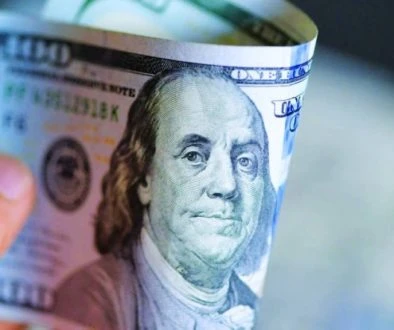 هل تدفع آمال السلام في الشرق الأوسط الدولار إلى التخلي عن مكاسبه؟