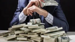 10 مليارديرات يسيطرون على 2.9 تريليون دولار.. هل يحتفظون بثرواتهم نقداً؟