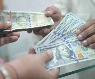 الدولار يستقر بعد تراجع حدة التوترات الجيوسياسية في الشرق الأوسط
