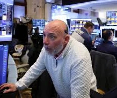 ثالوث الحرب والتضخم والديون يقود سوق السندات نحو تصحيح تاريخي
