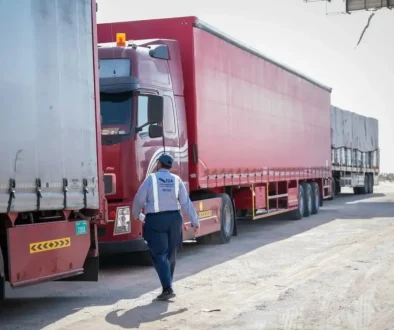 قوافل الصحراء تُنقذ الاقتصاد العالمي وتكسر حصار «هرمز»