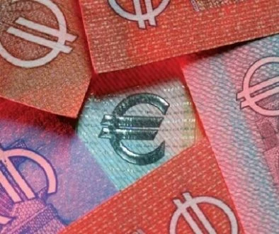 هل تستغل أوروبا الفرصة لتعزيز اليورو وإزاحة الدولار عن عرشه؟