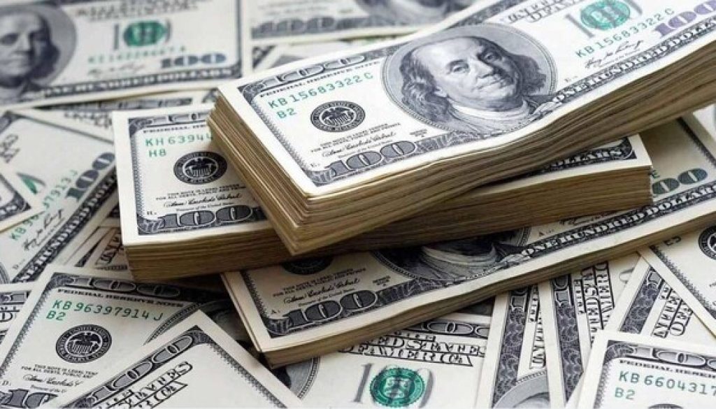 الدولار يتجه لتسجيل أفضل أداء شهري في قرابة عام