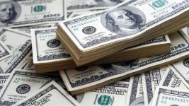 الدولار يتجه لتسجيل أفضل أداء شهري في قرابة عام