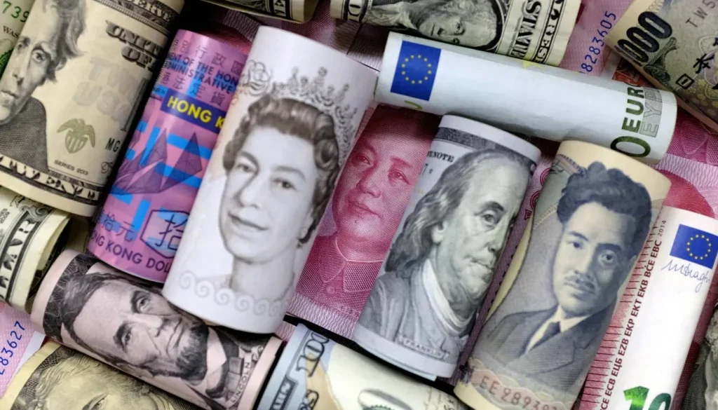 الدولار يقفز والين يهبط إلى أدنى مستوى في 40 عاماً