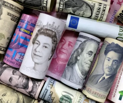الدولار يقفز والين يهبط إلى أدنى مستوى في 40 عاماً