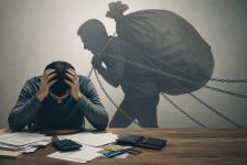 الديون الخفية.. نزيف مالي صامت لميزانية الأسرة