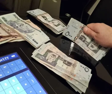 السعودية تعيد تنظيم خدمات الاستقطاع والتمويل عبر «اعتماد»