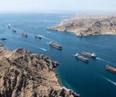 قطاع الشحن العالمي يبقي مضيق هرمز منطقة حرب رغم الهدنة بين واشنطن وطهران