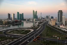 اضطرابات هرمز تضغط على اقتصاد البحرين... والأنشطة غير النفطية تواصل النمو