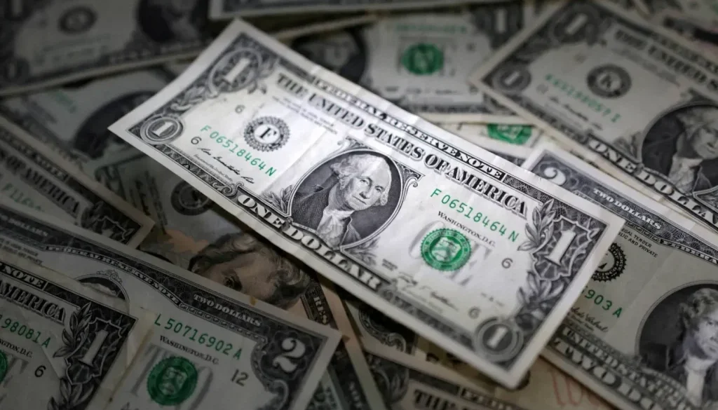 الدولار يستعيد زخمه مع وارش... والين يتجاوز 160 مجدداً وسط مخاوف التدخل