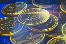 «البتكوين» تهبط بأكثر من 5 % إلى 75 ألف دولار