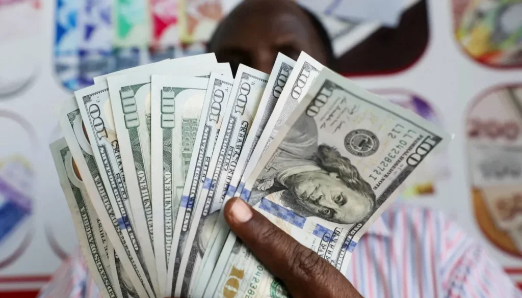 الدولار يقترب من أعلى مستوى في شهرين مع صعود النفط
