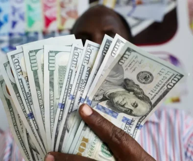 الدولار يقترب من أعلى مستوى في شهرين مع صعود النفط