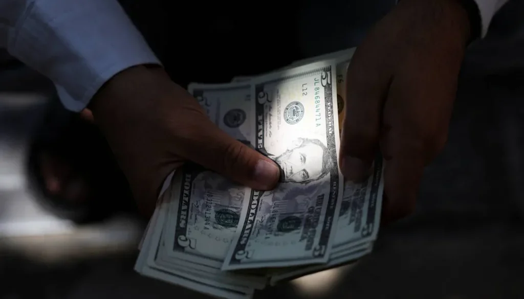 الدولار يقترب من أعلى مستوى في شهرين مع صعود عوائد السندات
