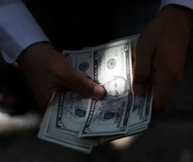 الدولار يقترب من أعلى مستوى في شهرين مع صعود عوائد السندات
