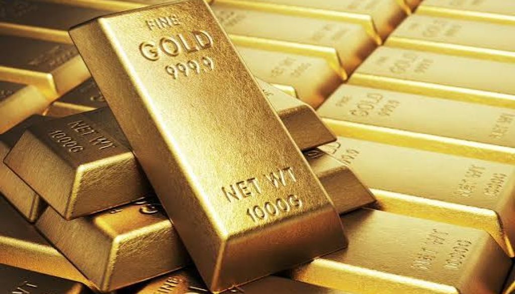 الذهب يهبط بأكثر من 2% مع تزايد رهانات رفع الفائدة الأميركية