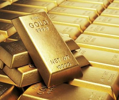 الذهب يهبط بأكثر من 2% مع تزايد رهانات رفع الفائدة الأميركية