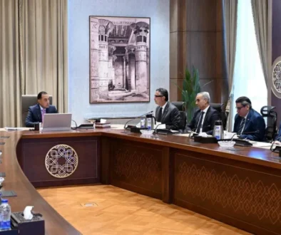 صعود جديد للدولار في مصر يفاقم الغلاء ويربك الأسواق