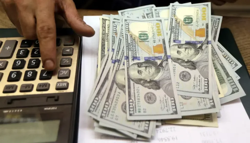 الجنيه المصري عند أدنى مستوياته منذ أبريل.. الدولار يتجاوز 54 جنيهاً