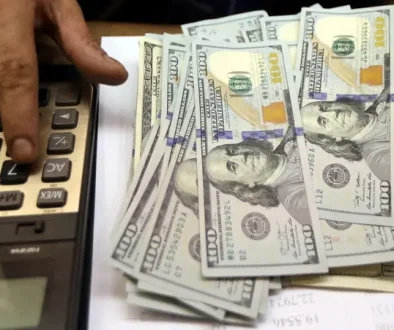 الجنيه المصري عند أدنى مستوياته منذ أبريل.. الدولار يتجاوز 54 جنيهاً
