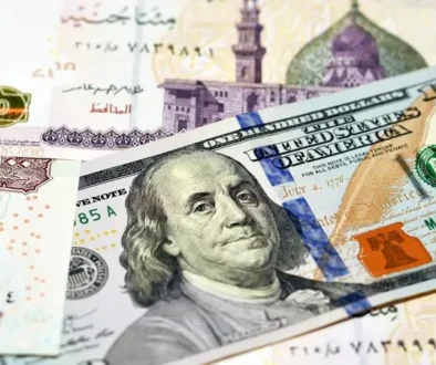 الدولار يتجاوز 56 جنيهاً في البنوك المصرية.. والجنيه يواصل الهبوط
