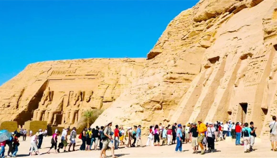 السياحة المصرية تنتعش بقوة.. الإيرادات تقفز إلى 18.4 مليار دولار