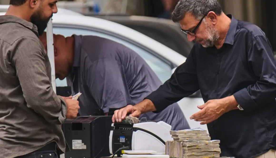 العراق يخفّض الدينار... والمواطن يتحمل تكلفة الضغوط المالية