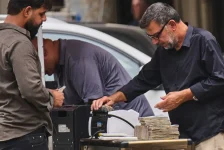 العراق يخفّض الدينار... والمواطن يتحمل تكلفة الضغوط المالية