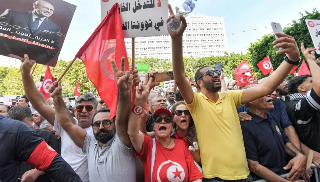 تونس بين اتساع العجز وتصاعد الاحتجاجات.. الحكومة تراهن على أول صكوك سيادية وتمويل البنك المركزي