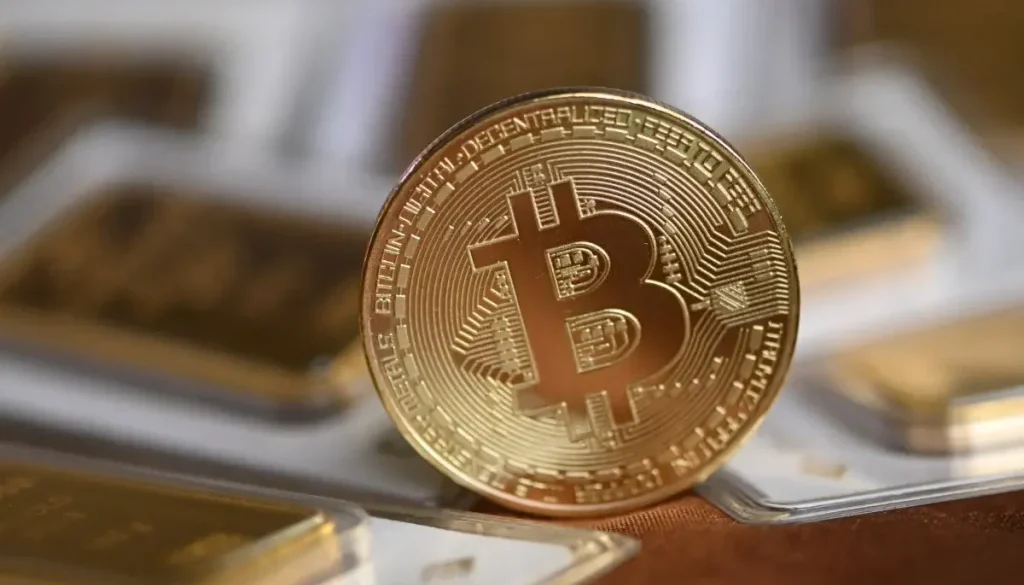 سوق العملات المشفرة تفقد 100 مليار دولار في يوم واحد.. وبيتكوين تهبط دون 82 ألف دولار